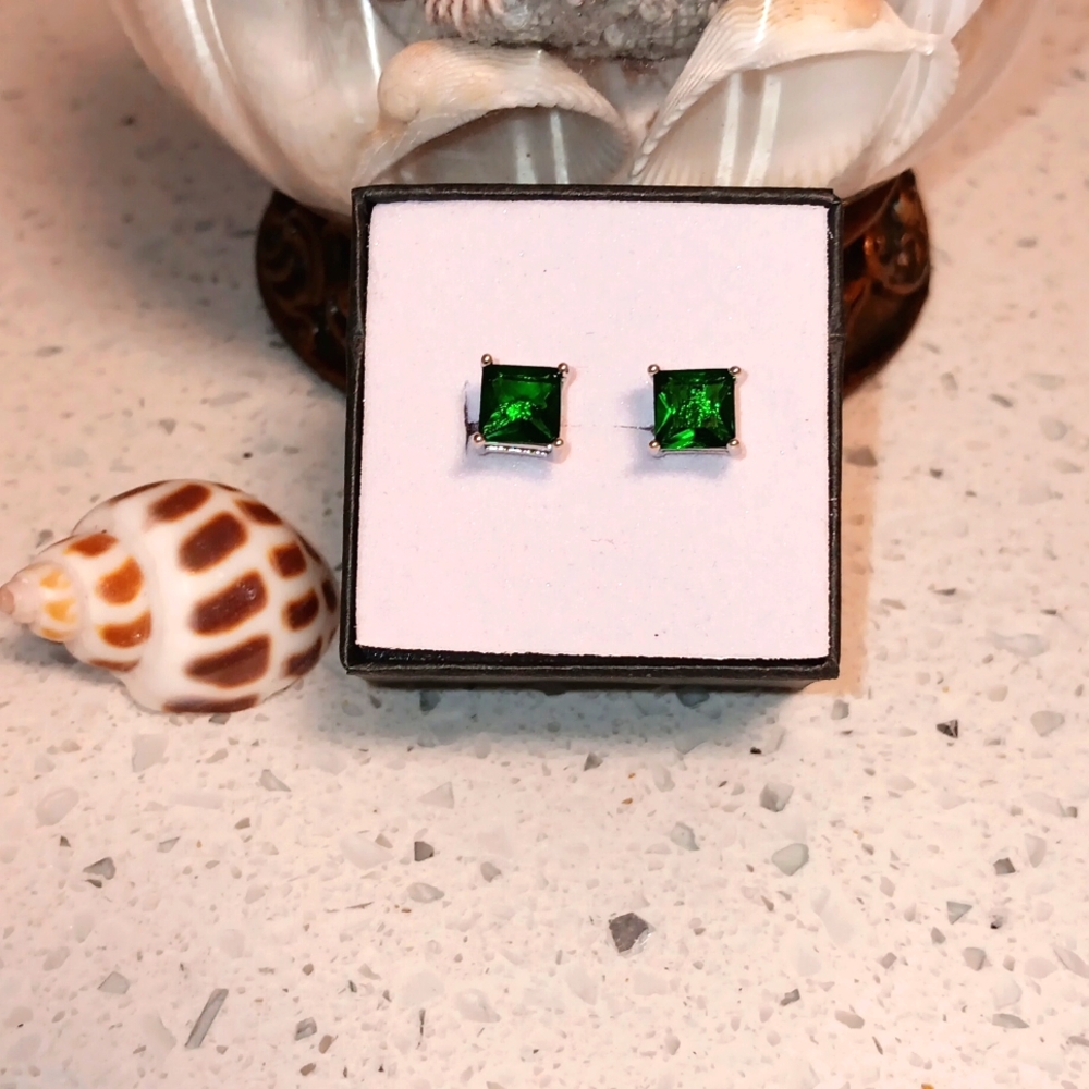 NWT! Custom 925 Sterling Silver Emerald Screw back Earrings - Picture 3 of 3